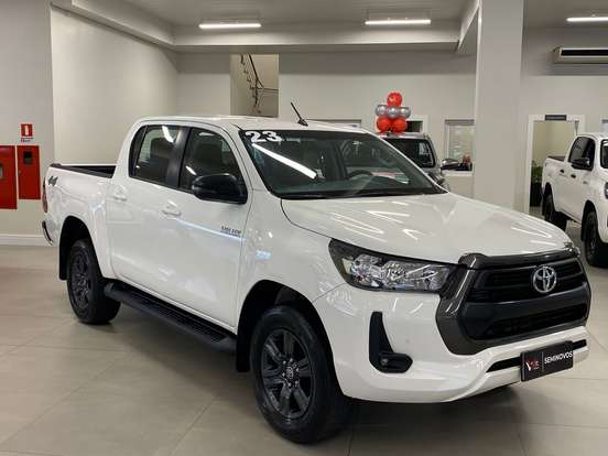 TOYOTA-HILUX-2.8 D-4D TURBO DIESEL CD SR 4X4 AUTOMÁTICO TOYOTA-HILUX-2023