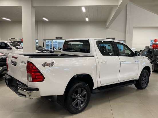 TOYOTA-HILUX-2.8 D-4D TURBO DIESEL CD SR 4X4 AUTOMÁTICO TOYOTA-HILUX-2023