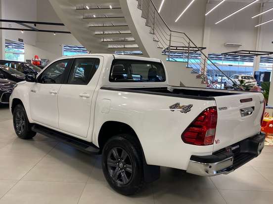 TOYOTA-HILUX-2023