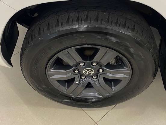 TOYOTA-HILUX-2023