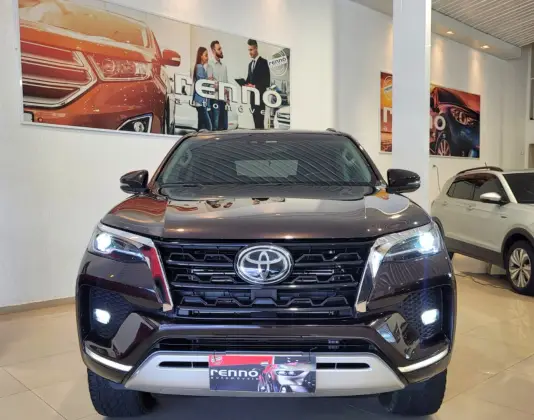 TOYOTA HILUX SW4 2.8 D-4D TURBO DIESEL SRX 7L 4X4 AUTOMÁTICO TOYOTA HILUX SW4 2.8 D-4D TURBO DIESEL SRX 7L 4X4 AUTOMÁTICO