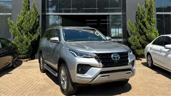 TOYOTA HILUX SW4 2.8 D-4D TURBO DIESEL SRX 7L 4X4 AUTOMÁTICO