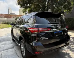 TOYOTA HILUX SW4 2.8 D-4D TURBO DIESEL SRX 7L 4X4 AUTOMÁTICO TOYOTA HILUX SW4 2.8 D-4D TURBO DIESEL SRX 7L 4X4 AUTOMÁTICO