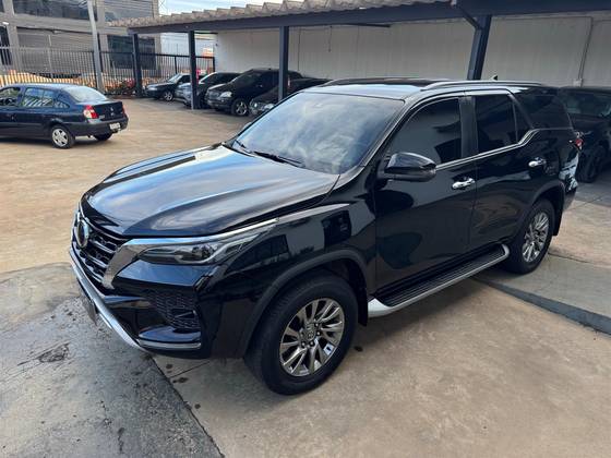 TOYOTA HILUX SW4 2.8 D-4D TURBO DIESEL SRX 7L 4X4 AUTOMÁTICO
