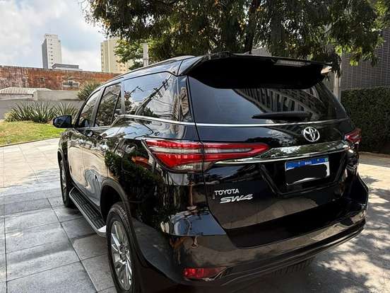 TOYOTA-HILUX SW4-2.8 D-4D TURBO DIESEL SRX 7L 4X4 AUTOMÁTICO TOYOTA-HILUX SW4-2023