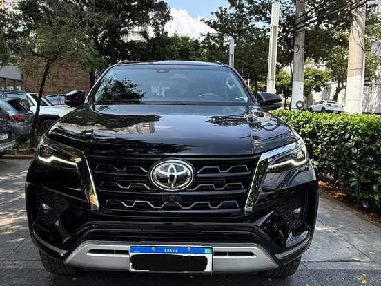 TOYOTA-HILUX SW4-2.8 D-4D TURBO DIESEL SRX 7L 4X4 AUTOMÁTICO TOYOTA-HILUX SW4-2023