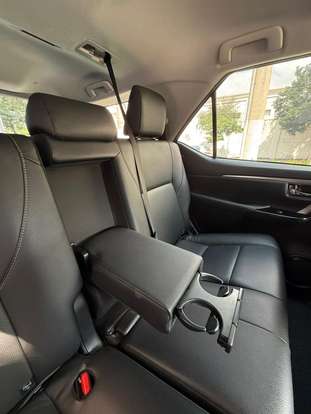 TOYOTA-HILUX SW4-2023