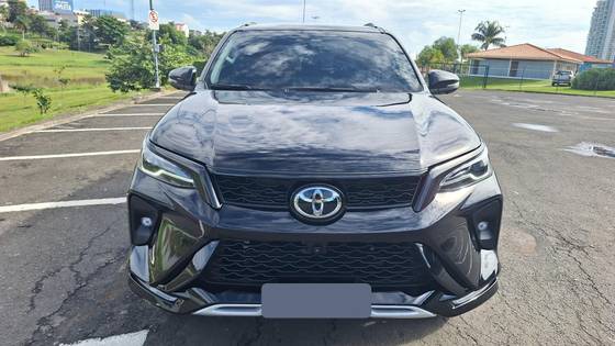 TOYOTA HILUX SW4 2.8 D-4D TURBO DIESEL SRX PLATINUM 7L 4X4 AUTOMÁTICO
