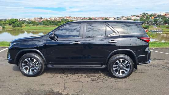 TOYOTA-HILUX SW4-2.8 D-4D TURBO DIESEL SRX PLATINUM 7L 4X4 AUTOMÁTICO TOYOTA-HILUX SW4-2025
