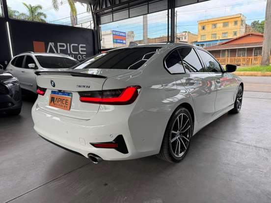 BMW-320i-2019