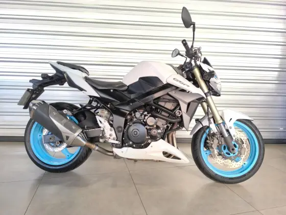 SUZUKI GSR 750 