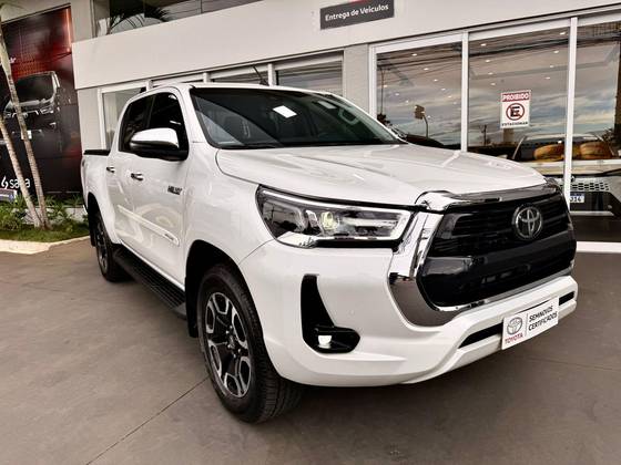 TOYOTA HILUX 2.8 D-4D TURBO DIESEL CD SR 4X4 AUTOMÁTICO