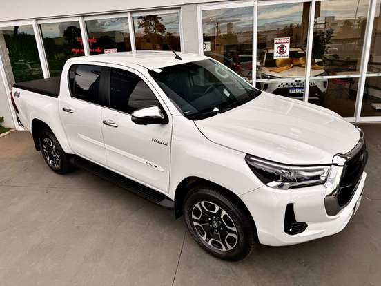 TOYOTA-HILUX-2.8 D-4D TURBO DIESEL CD SR 4X4 AUTOMÁTICO TOYOTA-HILUX-2025