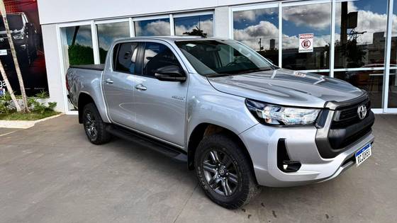TOYOTA HILUX 2.8 D-4D TURBO DIESEL CD SR 4X4 AUTOMÁTICO