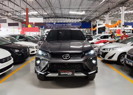TOYOTA HILUX SW4 2.8 D-4D TURBO DIESEL SRX PLATINUM 7L 4X4 AUTOMÁTICO