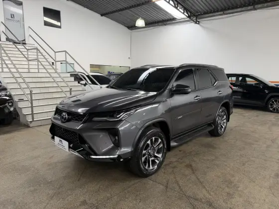 TOYOTA HILUX SW4 2.8 D-4D TURBO DIESEL SRX PLATINUM 7L 4X4 AUTOMÁTICO
