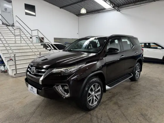 TOYOTA HILUX SW4 2.8 SRX 4X4 7 LUGARES 16V TURBO INTERCOOLER DIESEL 4P AUTOMÁTICO