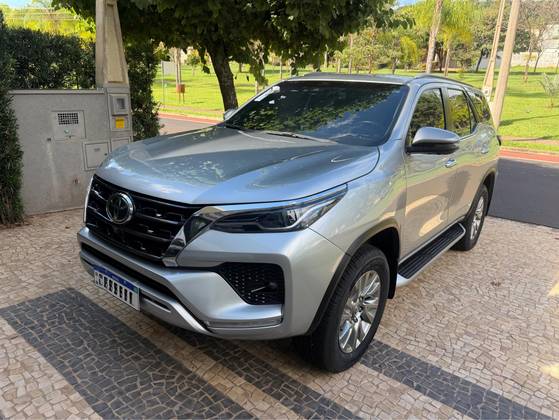 TOYOTA HILUX SW4 2.8 D-4D TURBO DIESEL SRX 7L 4X4 AUTOMÁTICO