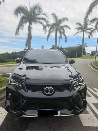 TOYOTA HILUX SW4 2.8 D-4D TURBO DIESEL SRX PLATINUM 7L 4X4 AUTOMÁTICO