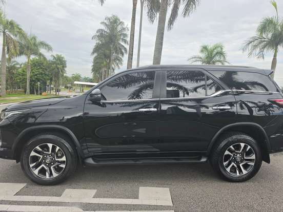 TOYOTA-HILUX SW4-2024