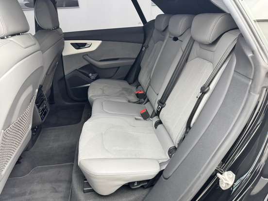 AUDI-Q8-2023
