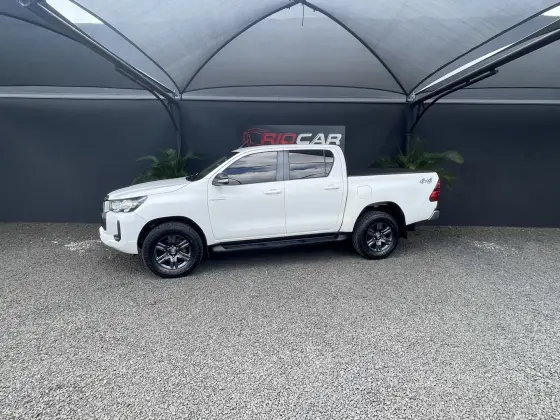 TOYOTA HILUX 2.8 D-4D TURBO DIESEL CD SR 4X4 AUTOMÁTICO