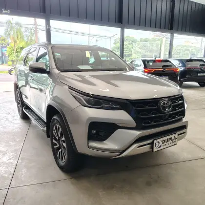 TOYOTA HILUX SW4 2.8 D-4D TURBO DIESEL SRX 7L 4X4 AUTOMÁTICO TOYOTA HILUX SW4 2.8 D-4D TURBO DIESEL SRX 7L 4X4 AUTOMÁTICO
