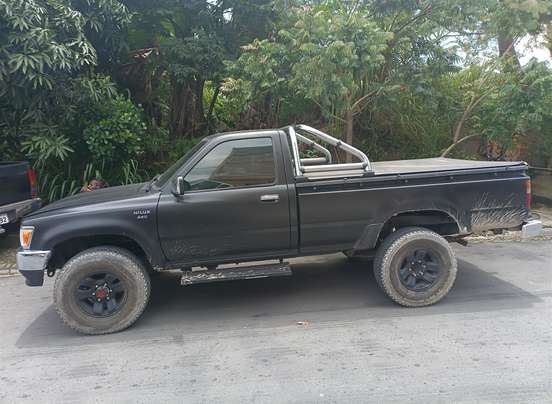 TOYOTA-HILUX-2000
