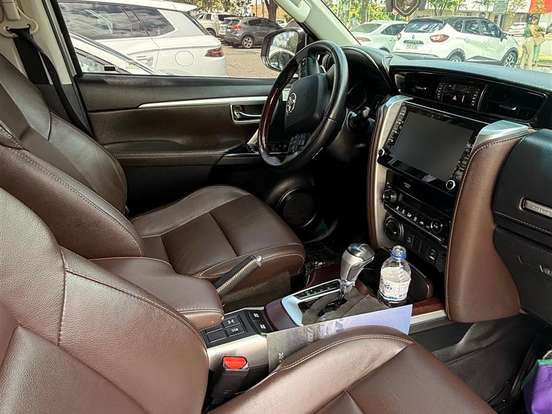 TOYOTA-HILUX SW4-2.8 SRX 4X4 7 LUGARES 16V TURBO INTERCOOLER DIESEL 4P AUTOMÁTICO TOYOTA-HILUX SW4-2019