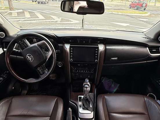 TOYOTA-HILUX SW4-2.8 SRX 4X4 7 LUGARES 16V TURBO INTERCOOLER DIESEL 4P AUTOMÁTICO TOYOTA-HILUX SW4-2019