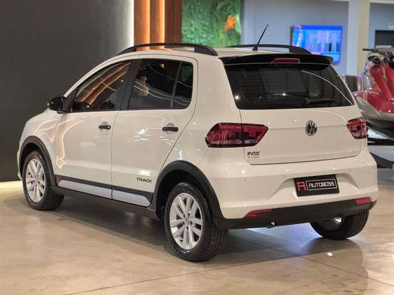 VOLKSWAGEN-FOX-1.0 MPI TRACK 12V FLEX 4P MANUAL VOLKSWAGEN-FOX-2017