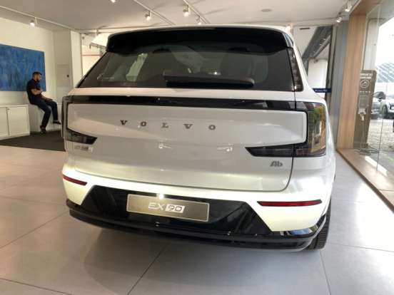 VOLVO-EX90-2025