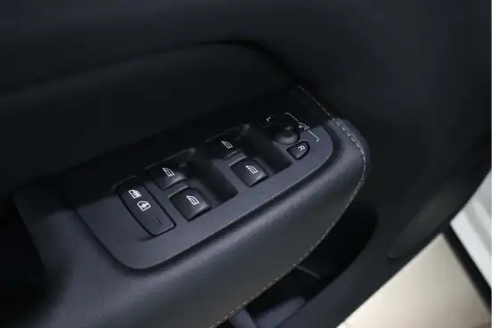 VOLVO-XC60-2023