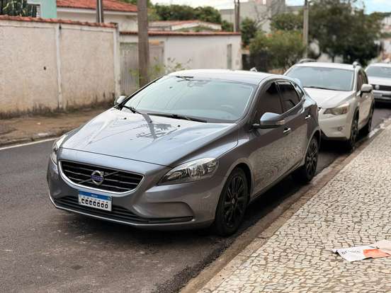 VOLVO-V40-2015