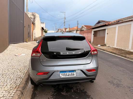 VOLVO-V40-2015