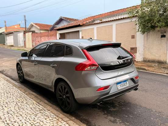 VOLVO-V40-2015