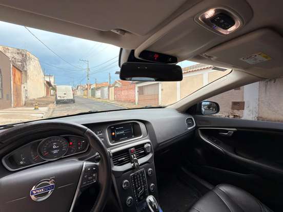 VOLVO-V40-2015