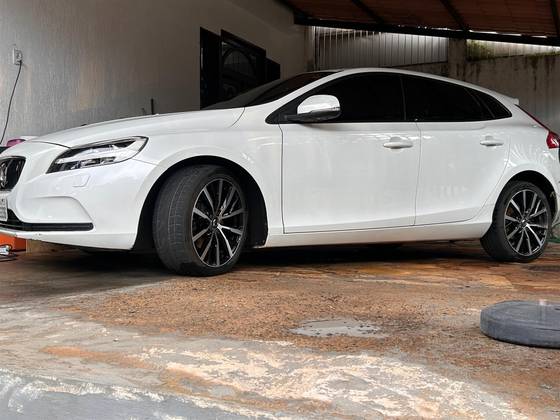 VOLVO V40 2.0 T4 MOMENTUM GASOLINA 4P AUTOMÁTICO