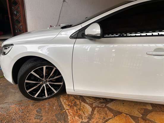 VOLVO-V40-2018