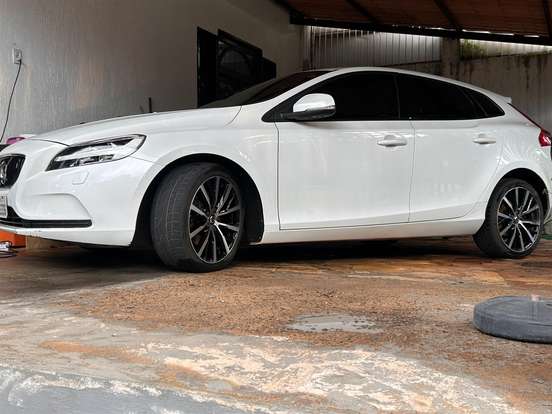 VOLVO-V40-2018