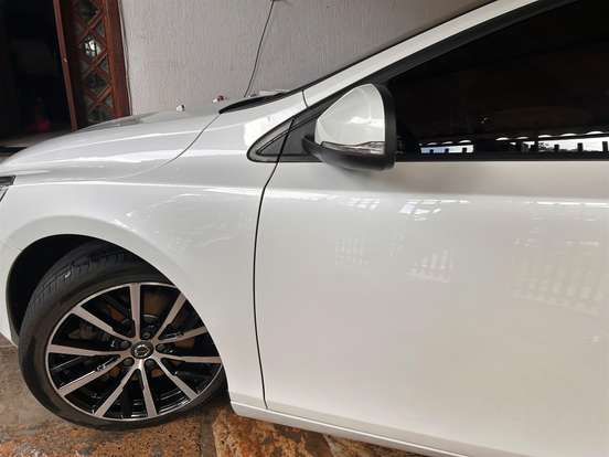 VOLVO-V40-2.0 T4 MOMENTUM GASOLINA 4P AUTOMÁTICO VOLVO-V40-2018