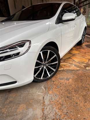 VOLVO-V40-2018