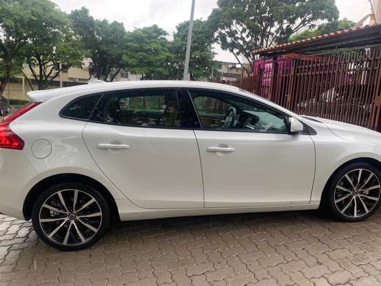 VOLVO-V40-2.0 T4 MOMENTUM GASOLINA 4P AUTOMÁTICO VOLVO-V40-2018