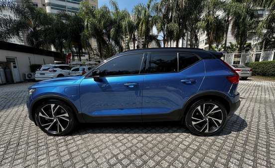 VOLVO-XC40-2021