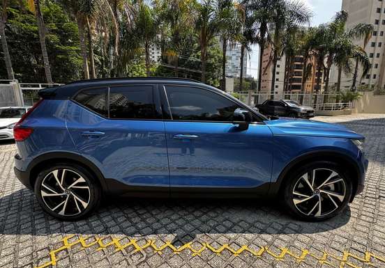 VOLVO-XC40-2021