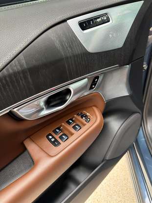 VOLVO-XC90-2023
