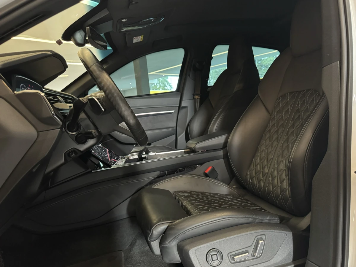 Audi E-tron — foto 9
