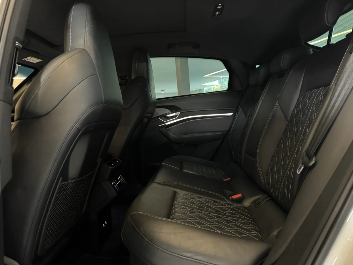 Audi E-tron — foto 11