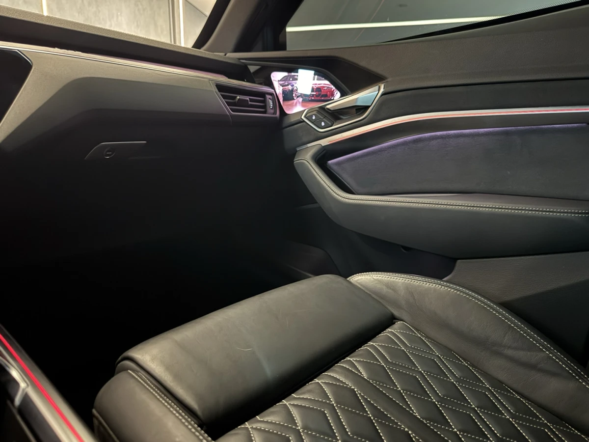 Audi E-tron — foto 14