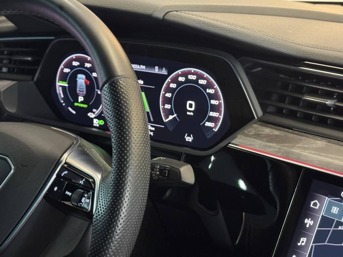 Audi E-tron — foto 18